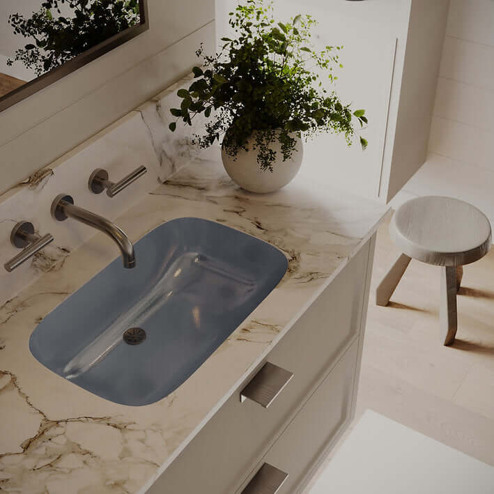 Lavabo rectangular bajo encimera Nantucket Sinks Regatta de 56 x 37 cm, de arcilla refractaria, con accesorios, azul claro/gris desgastado, RC2035SS