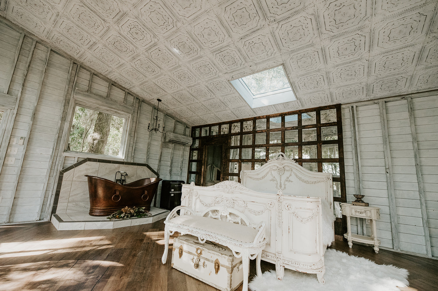 Alternate Image for Premier Copper Products 67" Hammered Copper Double Slipper Bathtub With Rings, BTDR67DB