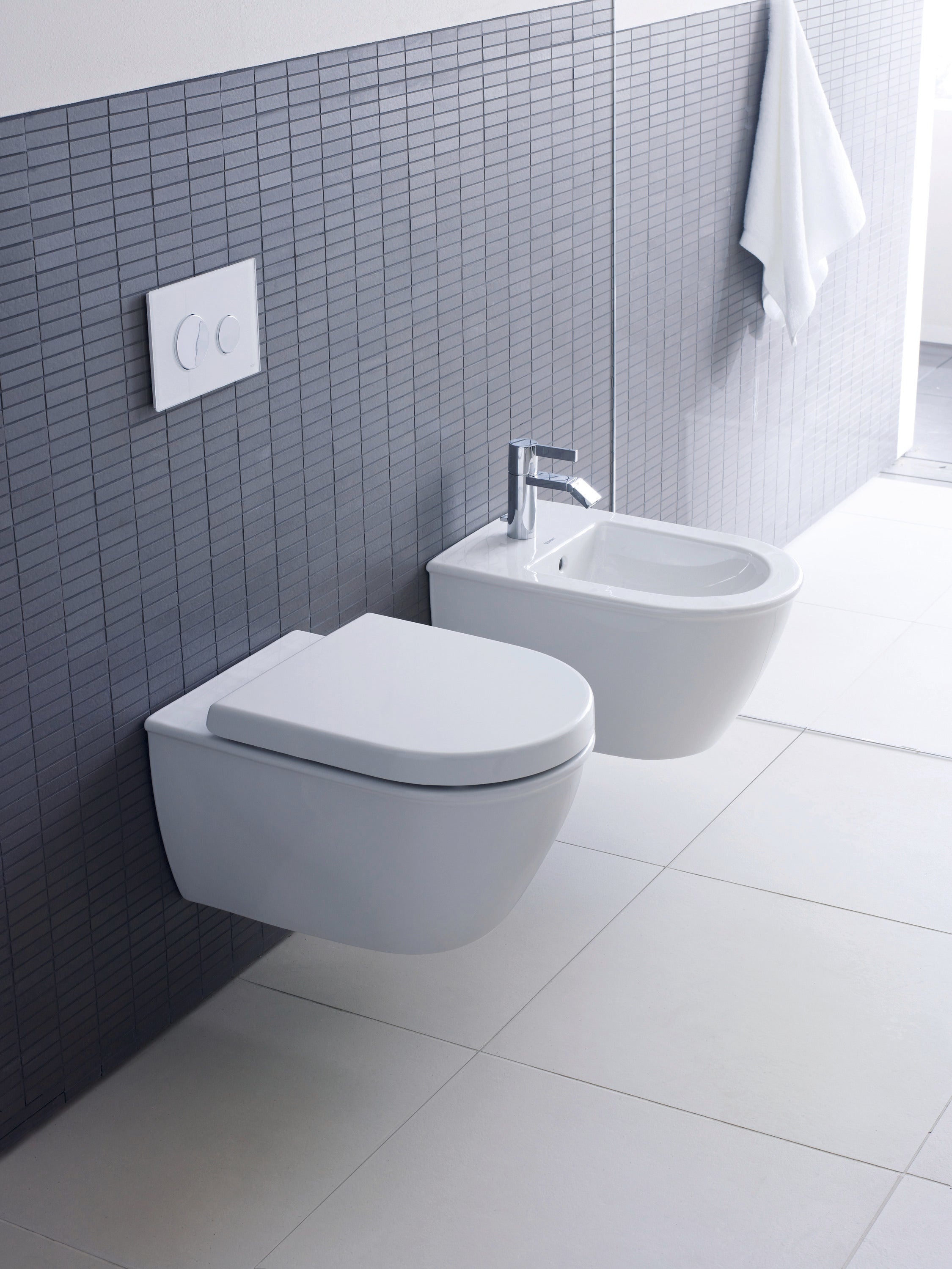 Darling New Single Hole Horizontal Spray Wall Mount Bidet in White