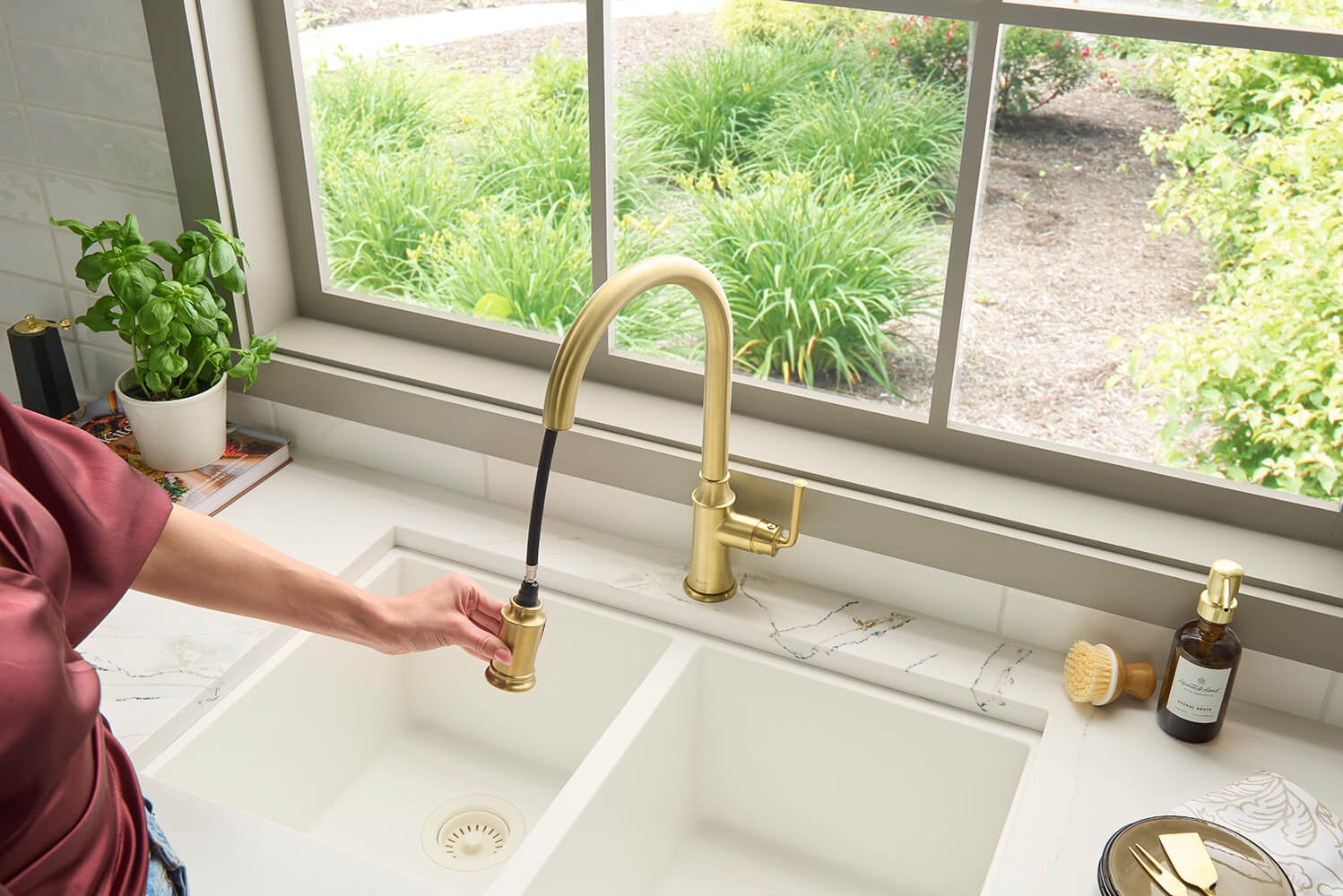 Ruvati Simoni Pull Down Kitchen Faucet, Brushed Gold, Single Lever, RVF1234SG Product Image