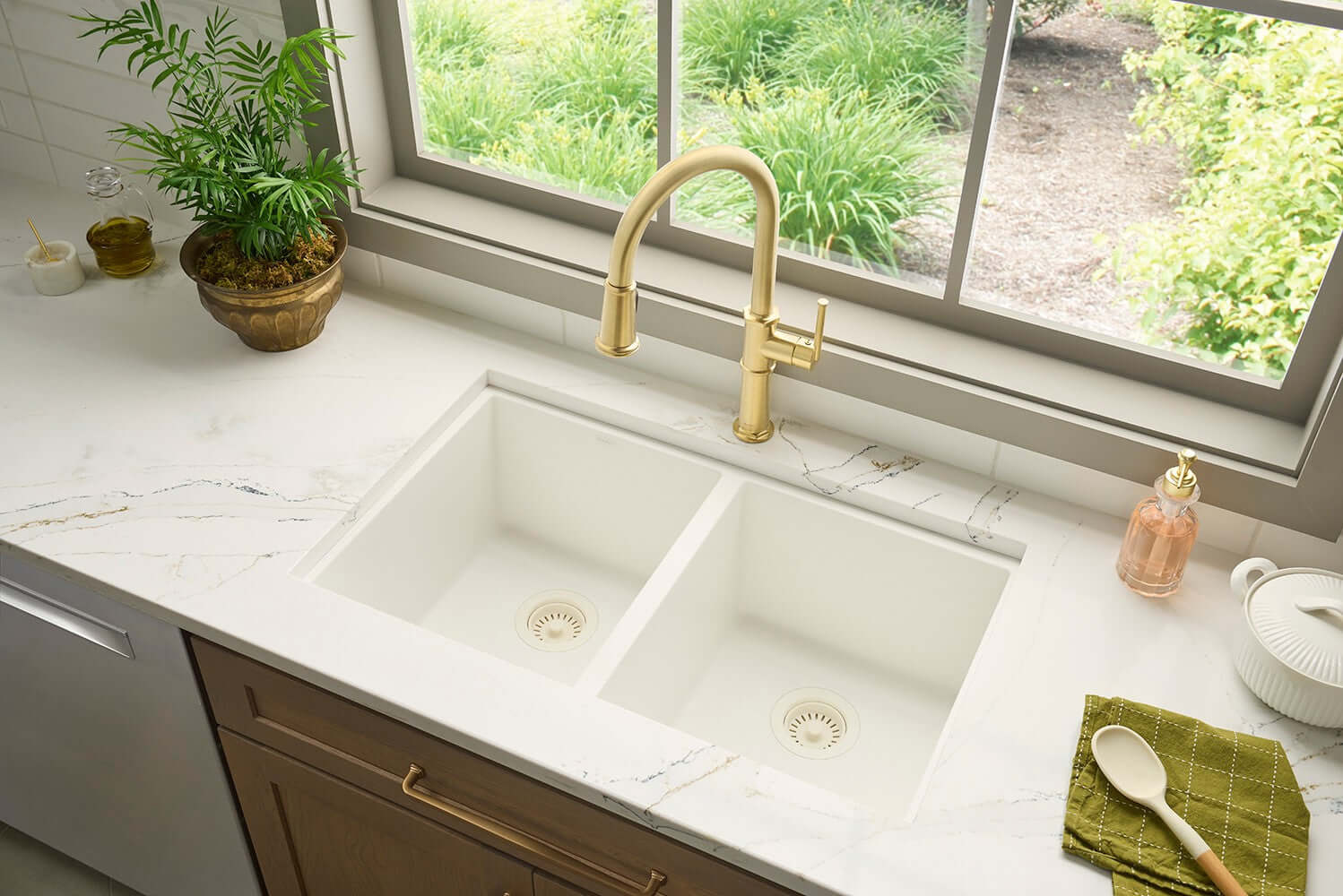 Ruvati Idris Pull Down Gooseneck High Arc Kitchen Faucet, Brushed Gold, Single Lever, RVF1239SG Product Image