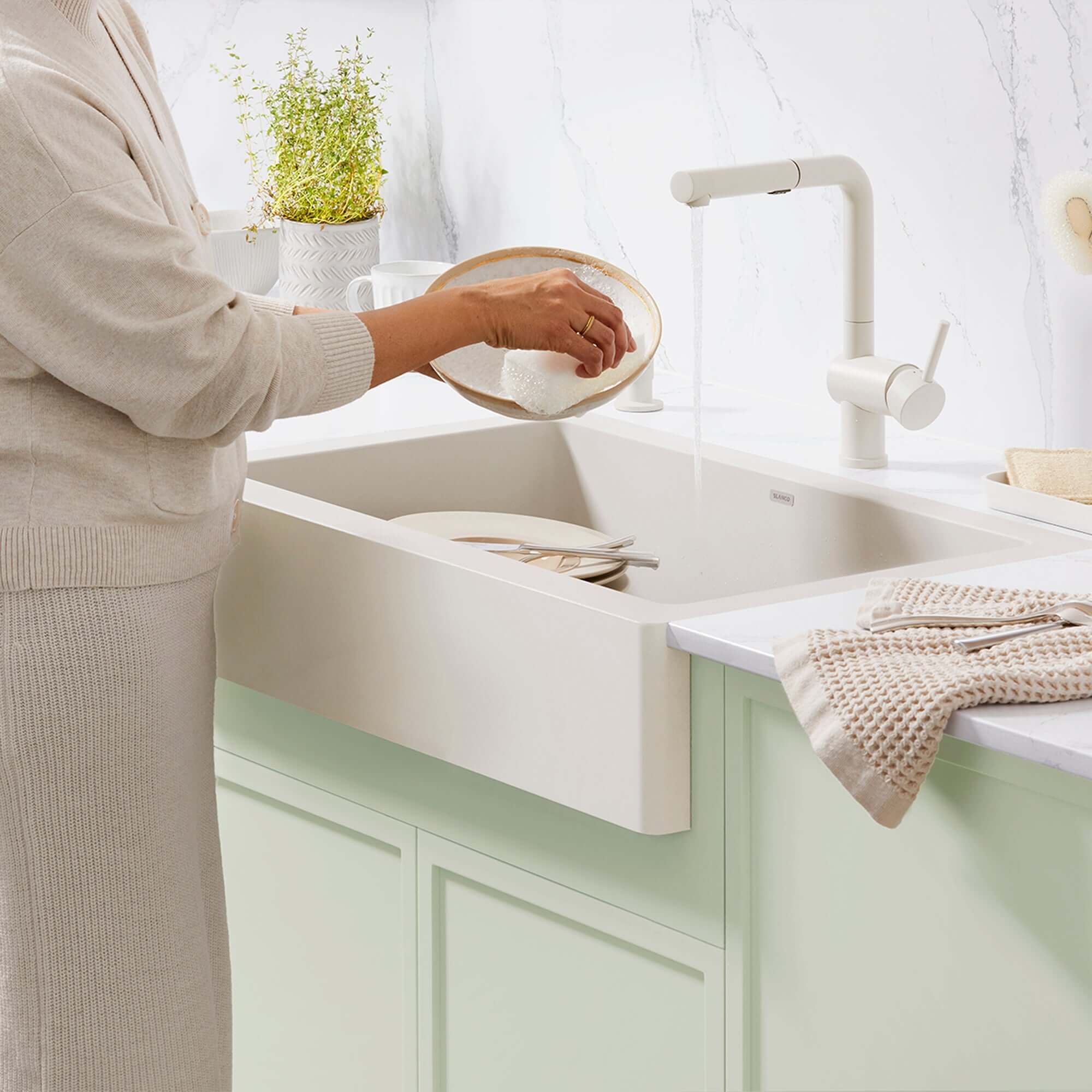 Alternate Image for Blanco Linus Low Arc Pull-Out Dual-Spray Kitchen Faucet, Soft White, 1.5 GPM, Brass, 526963