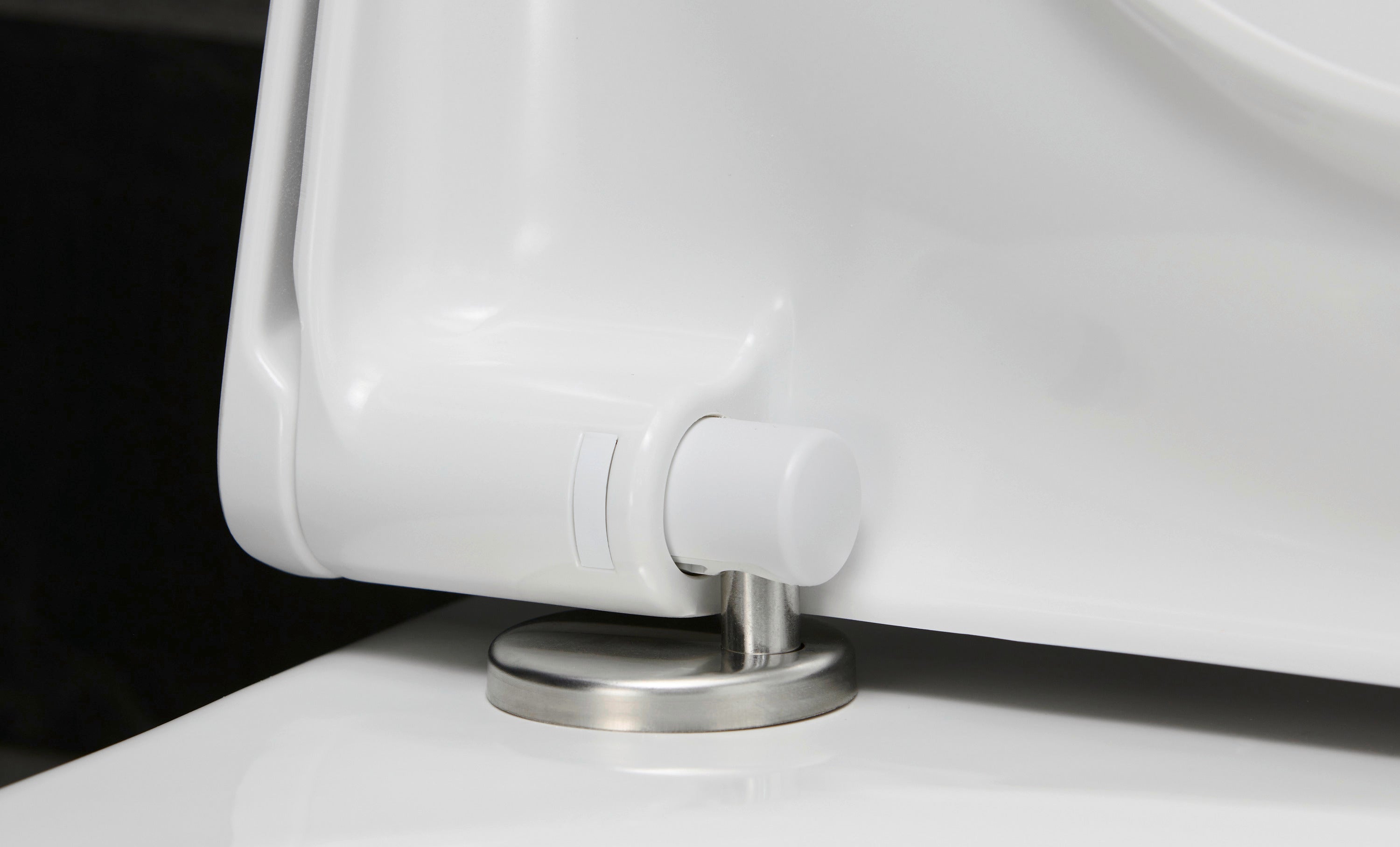 Darling New Round Slow Close Toilet Seat in White