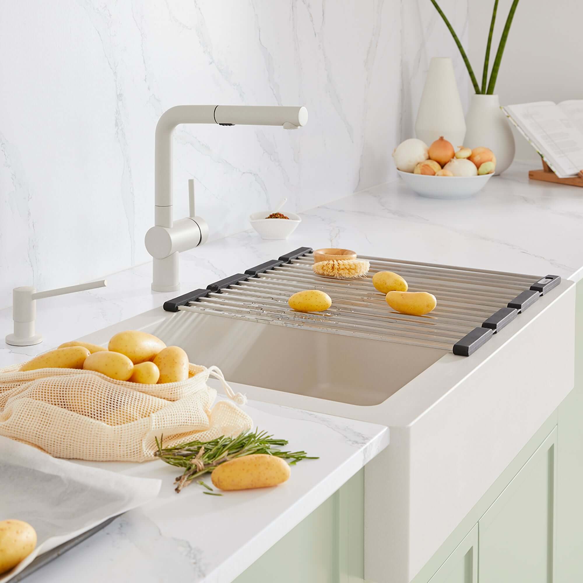 Alternate Image for Blanco Linus Low Arc Pull-Out Dual-Spray Kitchen Faucet, Soft White, 1.5 GPM, Brass, 526963
