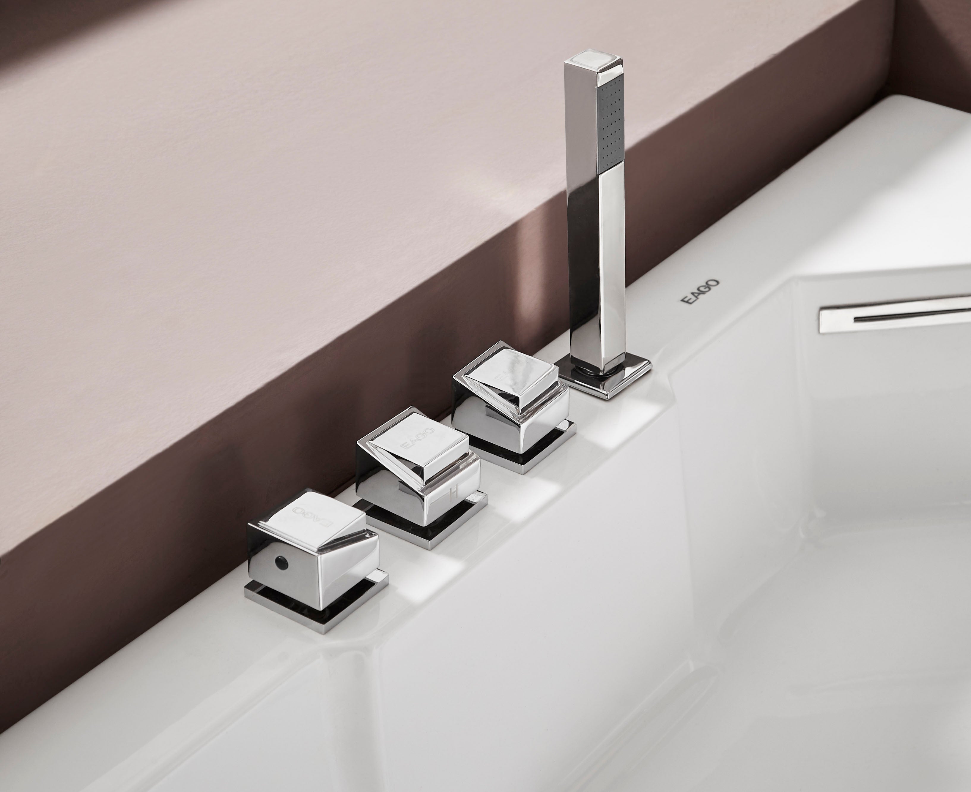 Alternate Image for Eago 59" Acrylic Corner Neo-angle Round Bathtub, White, AM156ETL