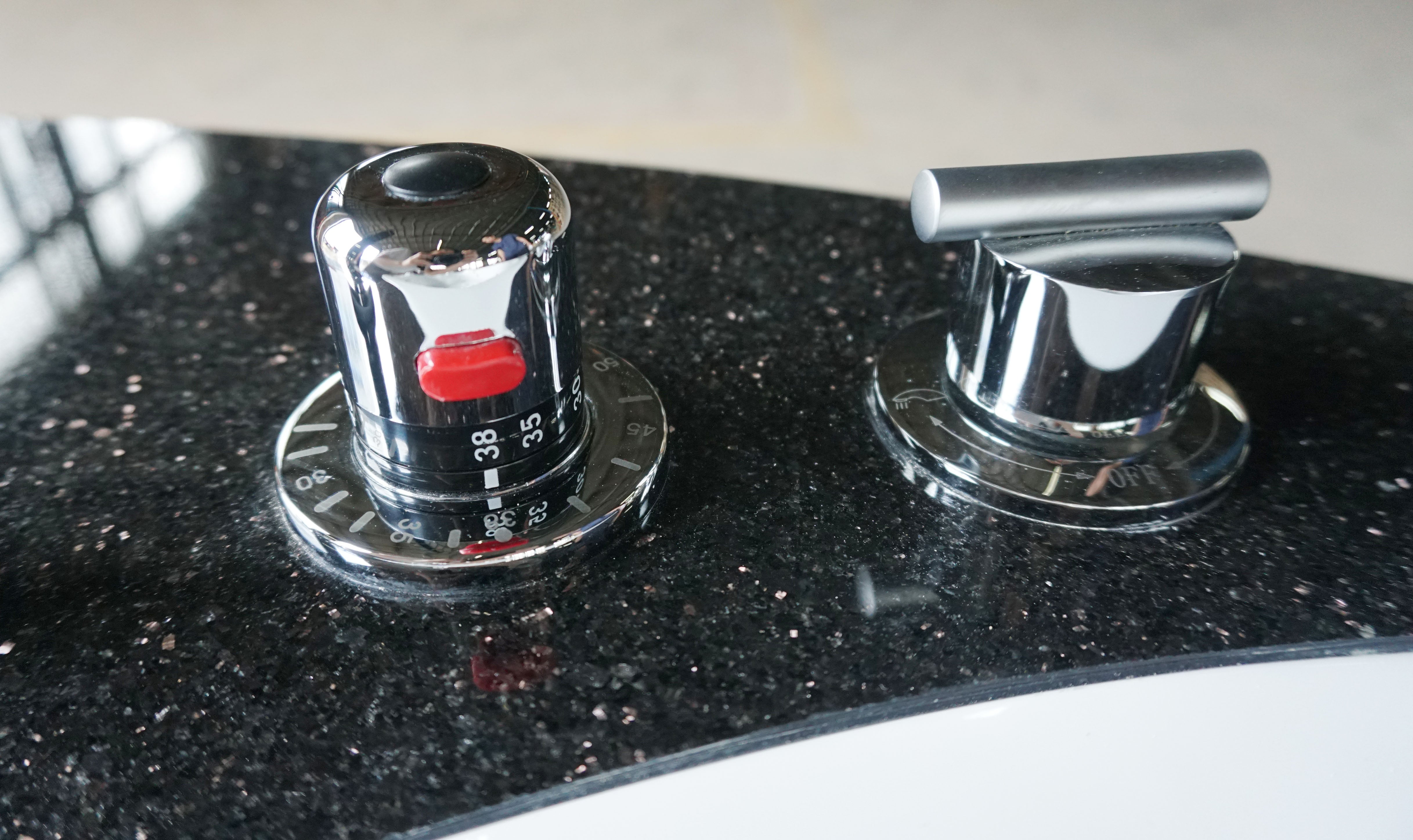 Alternate Image for Eago 67" Acrylic Corner Neo-angle Round Bathtub, White, AM113ETL-R