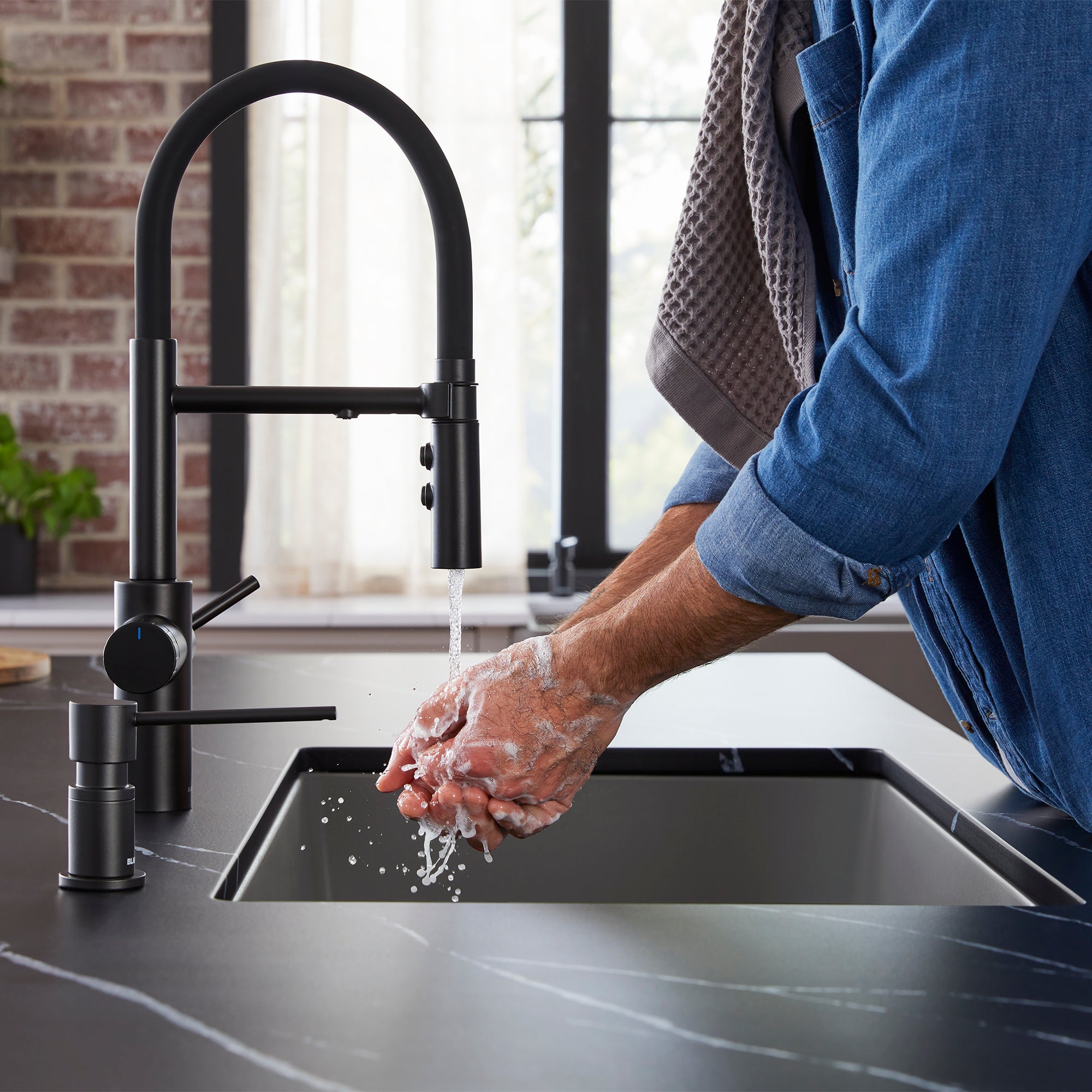 Alternate Image for Blanco Catris Flexo Filter-Ready Semi-Pro Pull-Down Dual-Spray Kitchen Faucet, Matte Black, 1.5 GPM, Brass, 442992