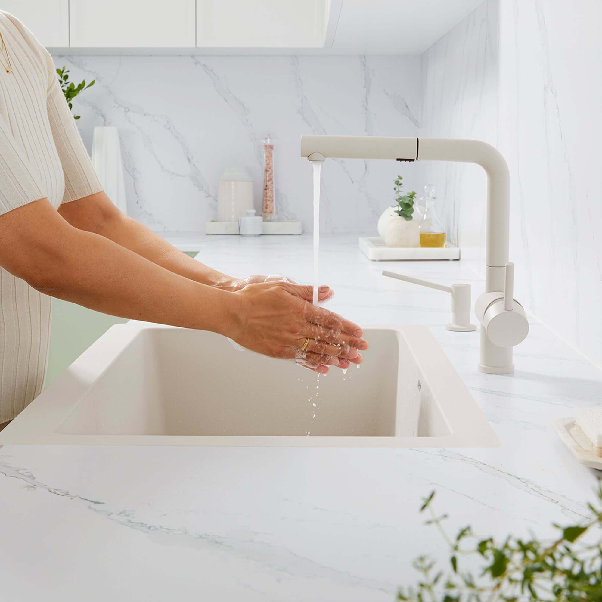 Alternate Image for Blanco Linus Low Arc Pull-Out Dual-Spray Kitchen Faucet, Soft White, 1.5 GPM, Brass, 526963