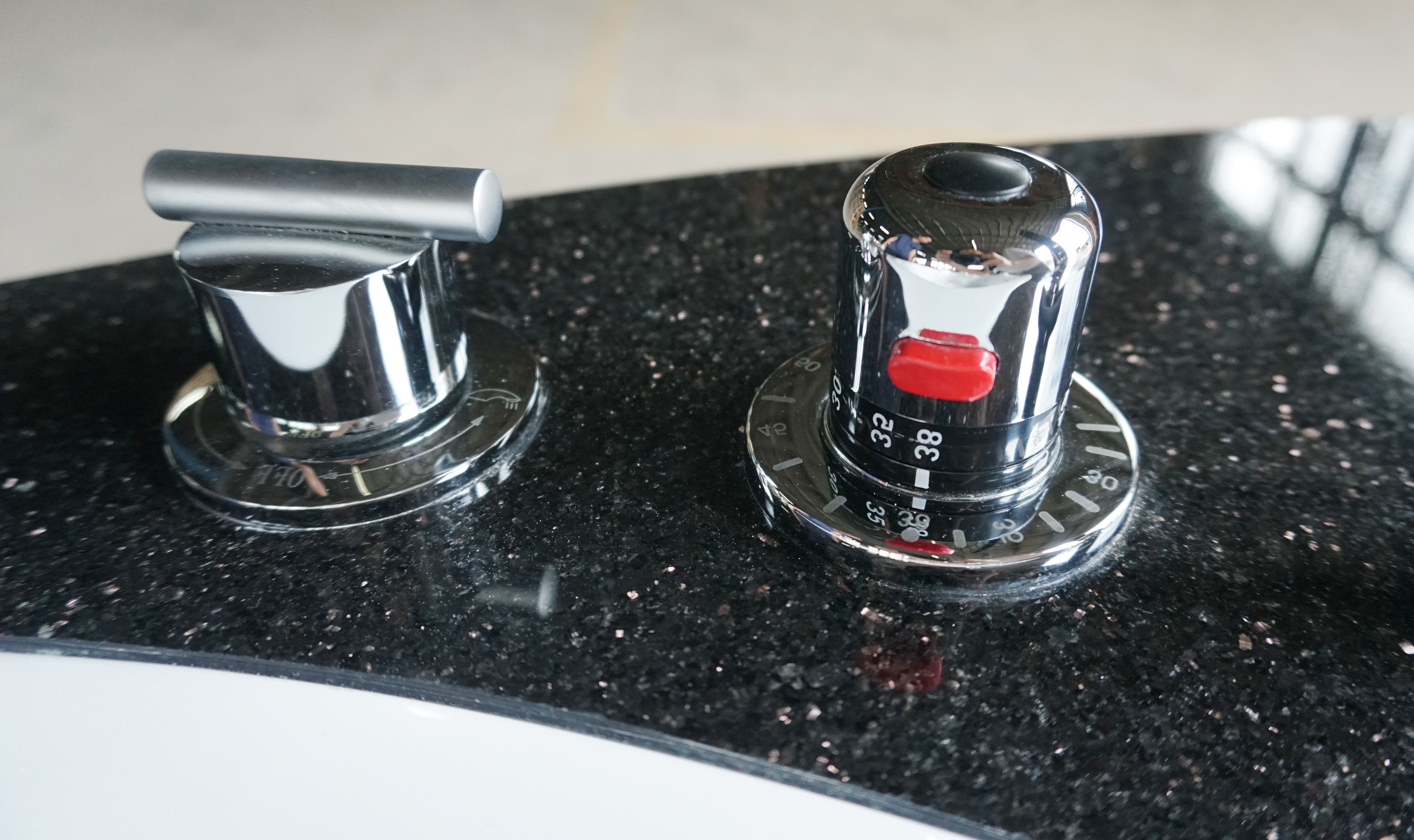 Alternate Image for Eago 67" Acrylic Corner Neo-angle Round Bathtub, White, AM113ETL-L