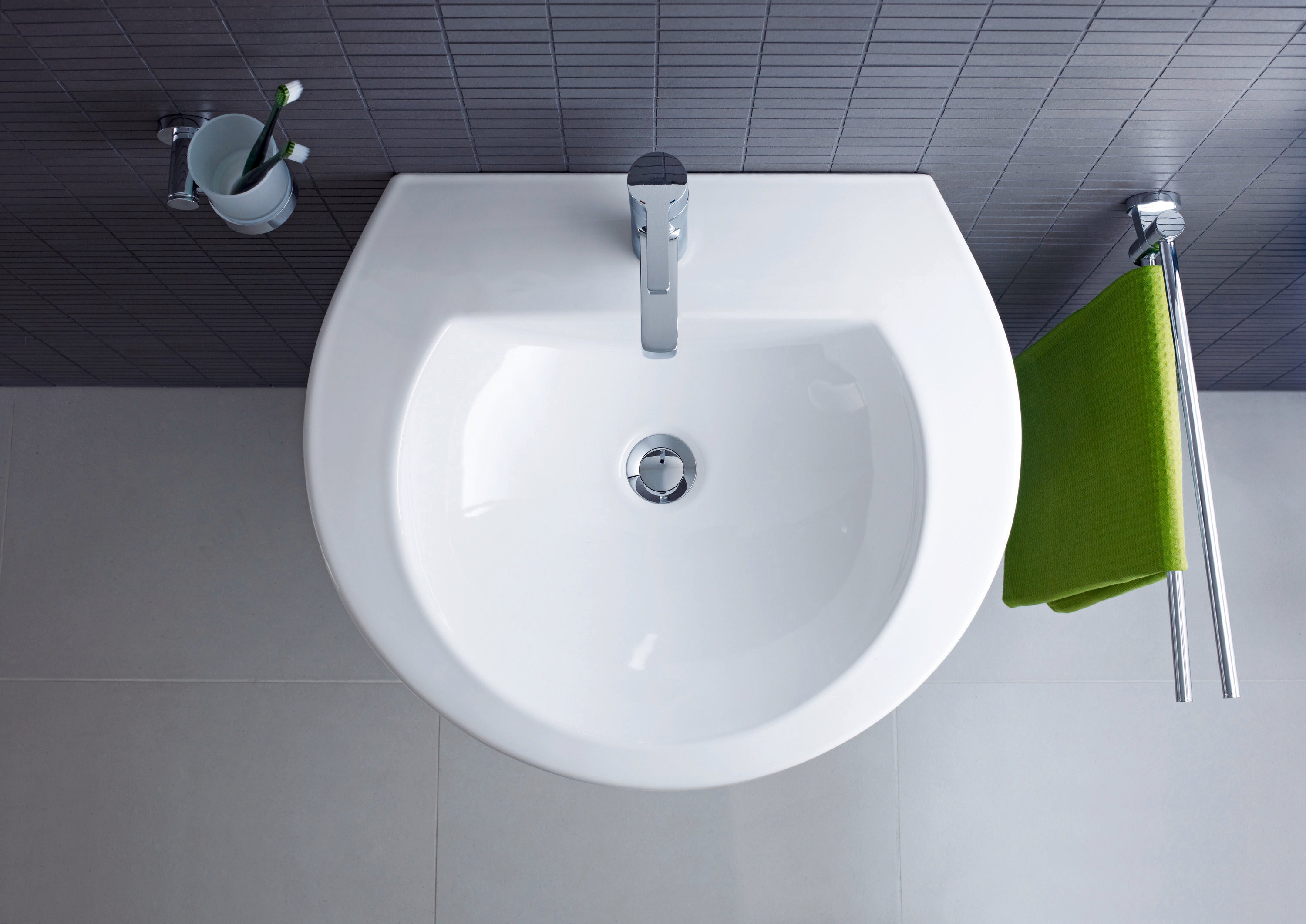 Darling New Single Hole Horizontal Spray Wall Mount Bidet in White