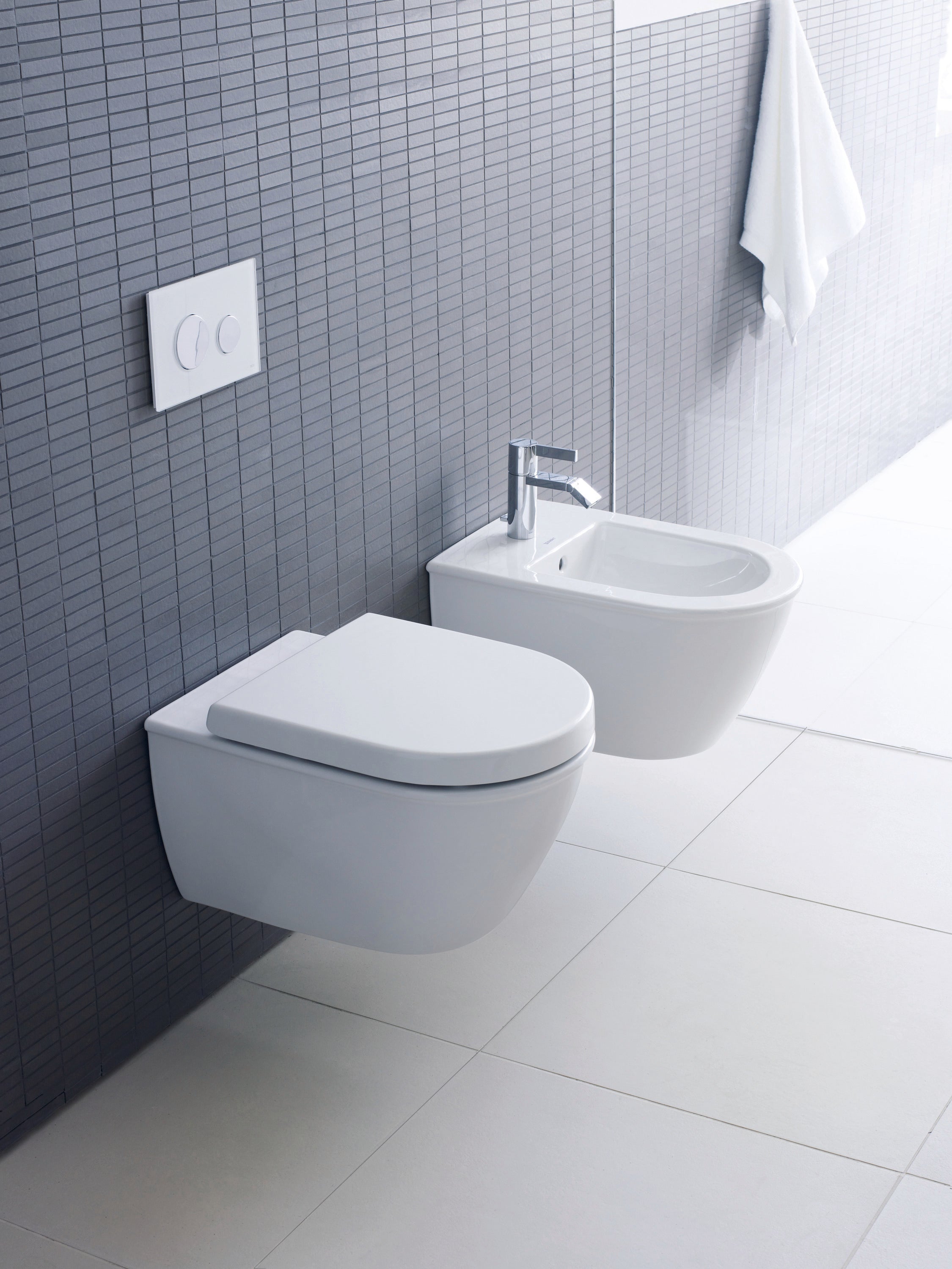 Darling New Single Hole Horizontal Spray Wall Mount Bidet in White