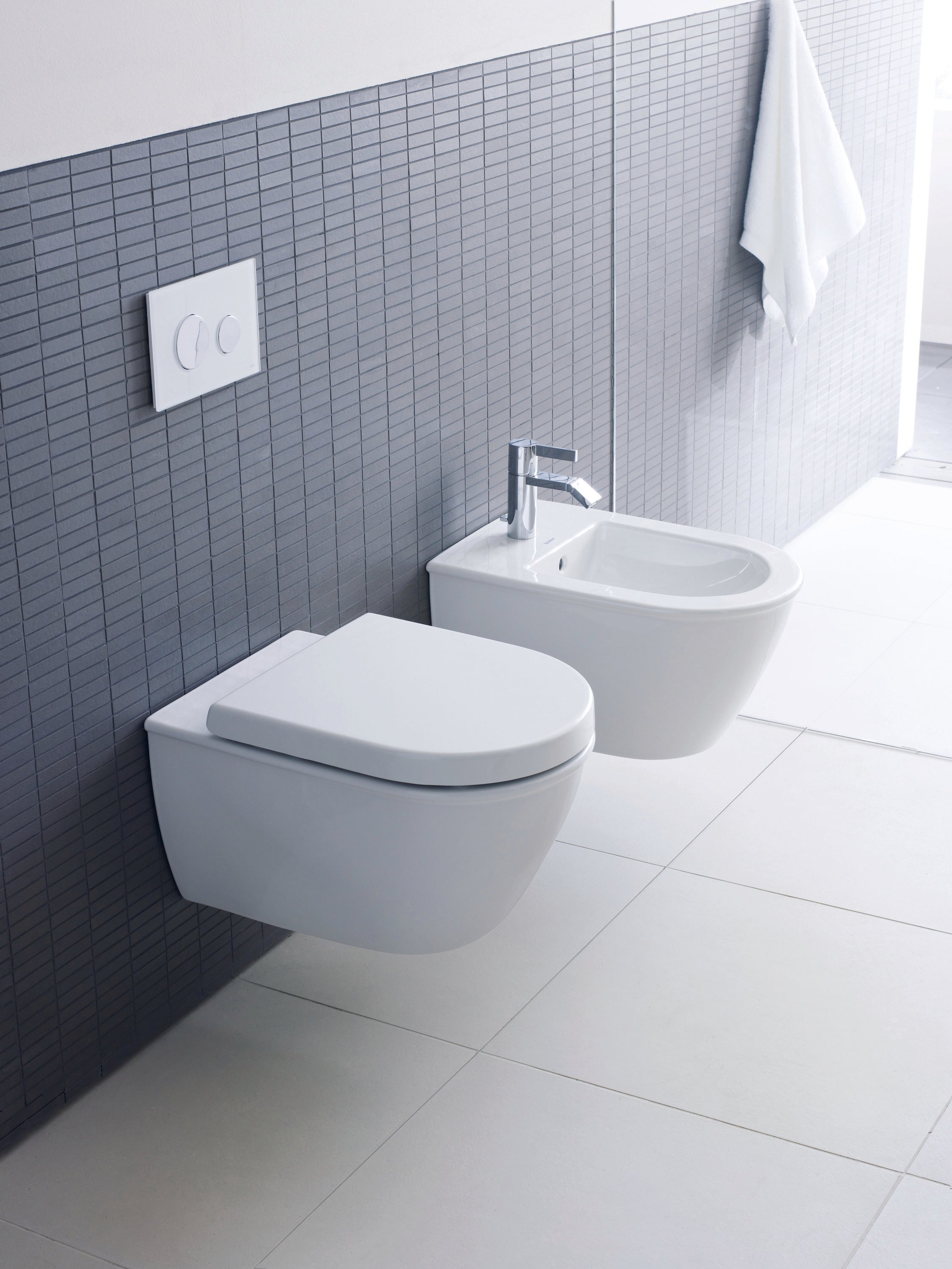 Darling New Single Hole Horizontal Spray Wall Mount Bidet in White