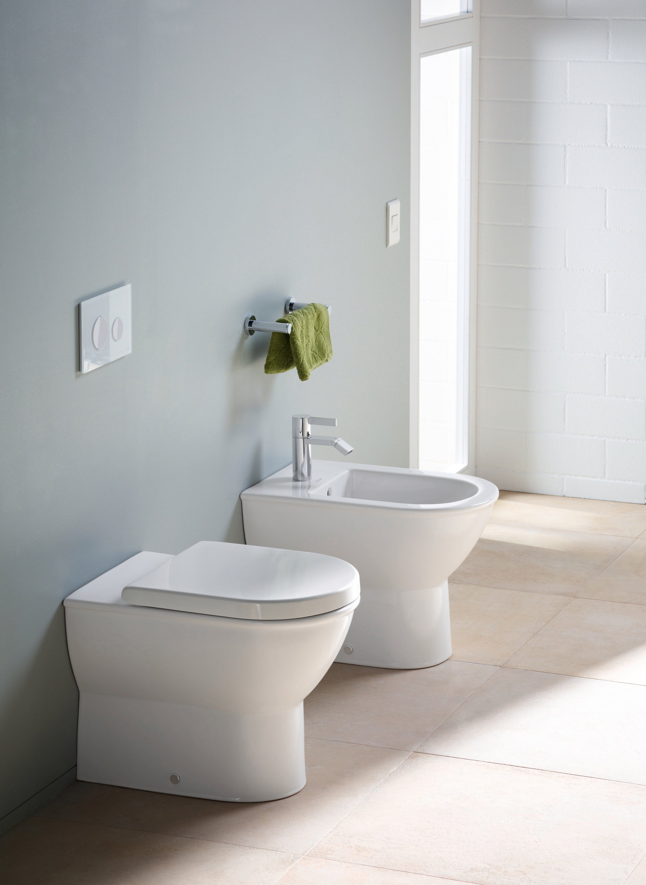 Darling New Single Hole Horizontal Spray Wall Mount Bidet in White