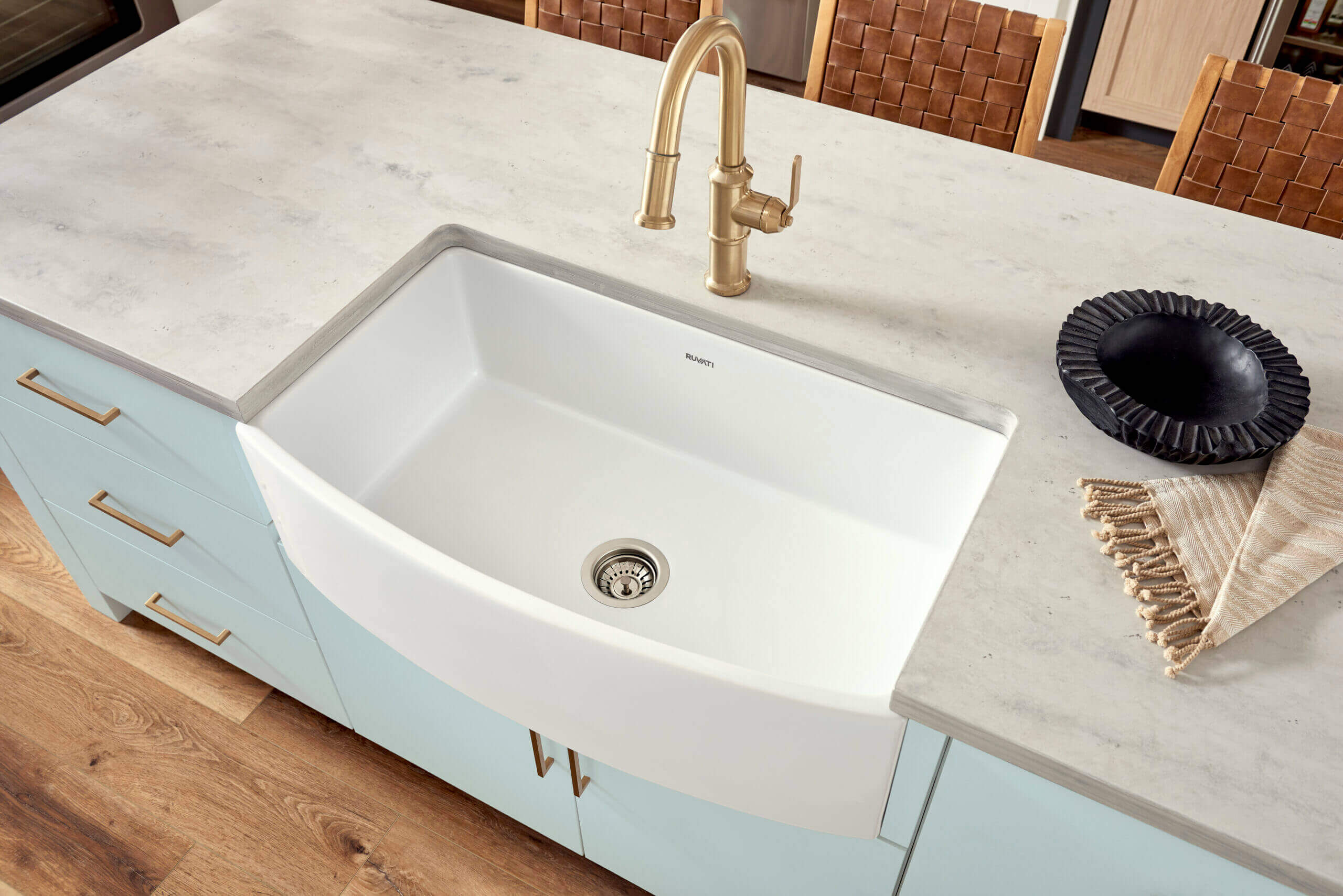Alternative View of Ruvati Fiamma 33" Fireclay Farmhouse Sink, White, RVL2398WH