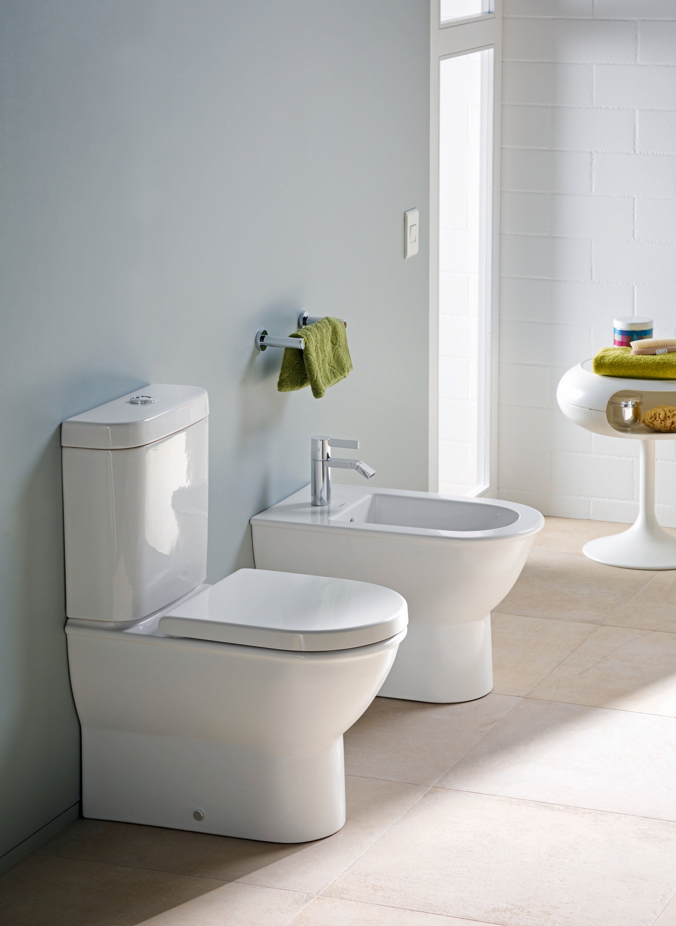 Darling New Round Slow Close Toilet Seat in White