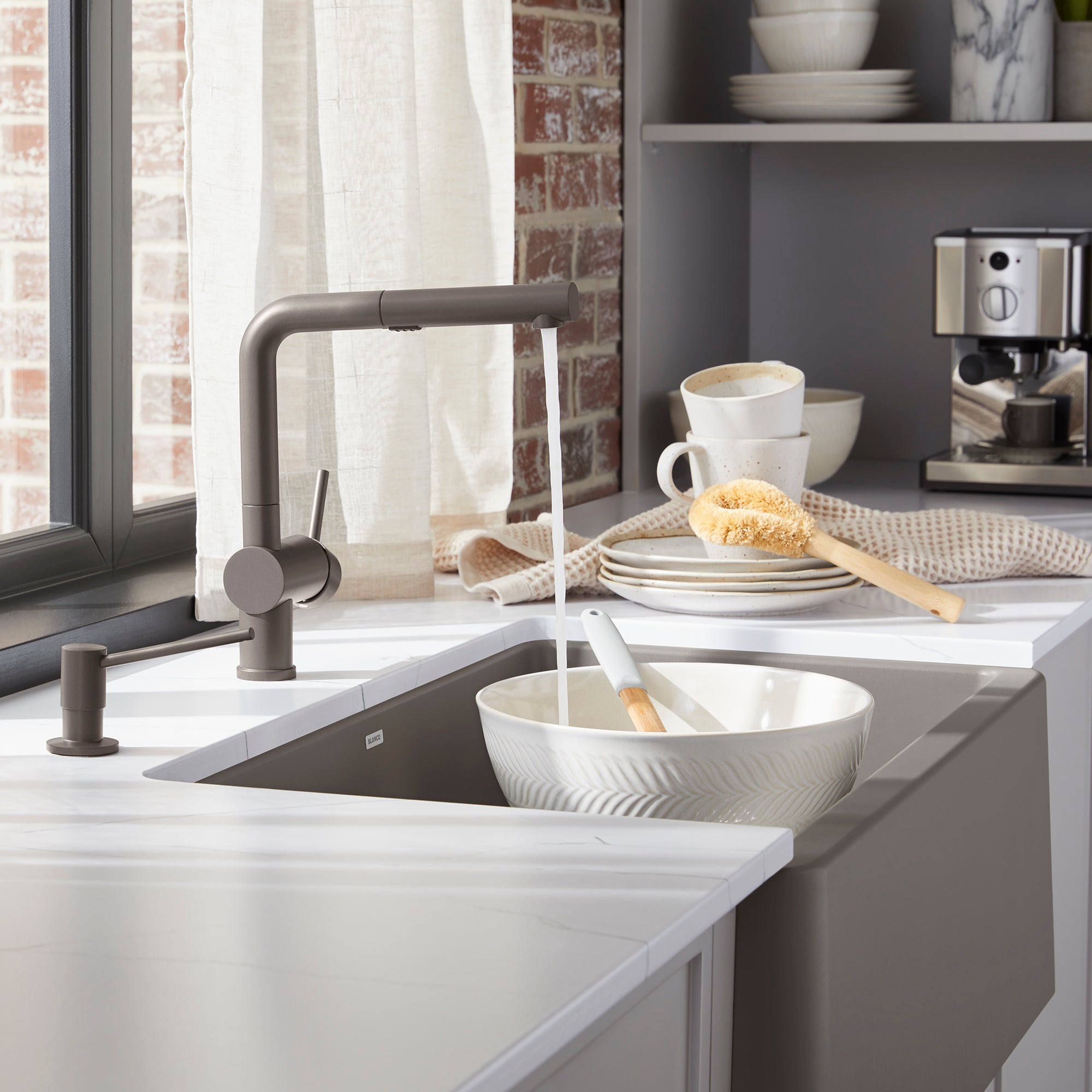 Blanco Linus Low Arc Pull-Out Dual-Spray Kitchen Faucet, Volcano Gray,