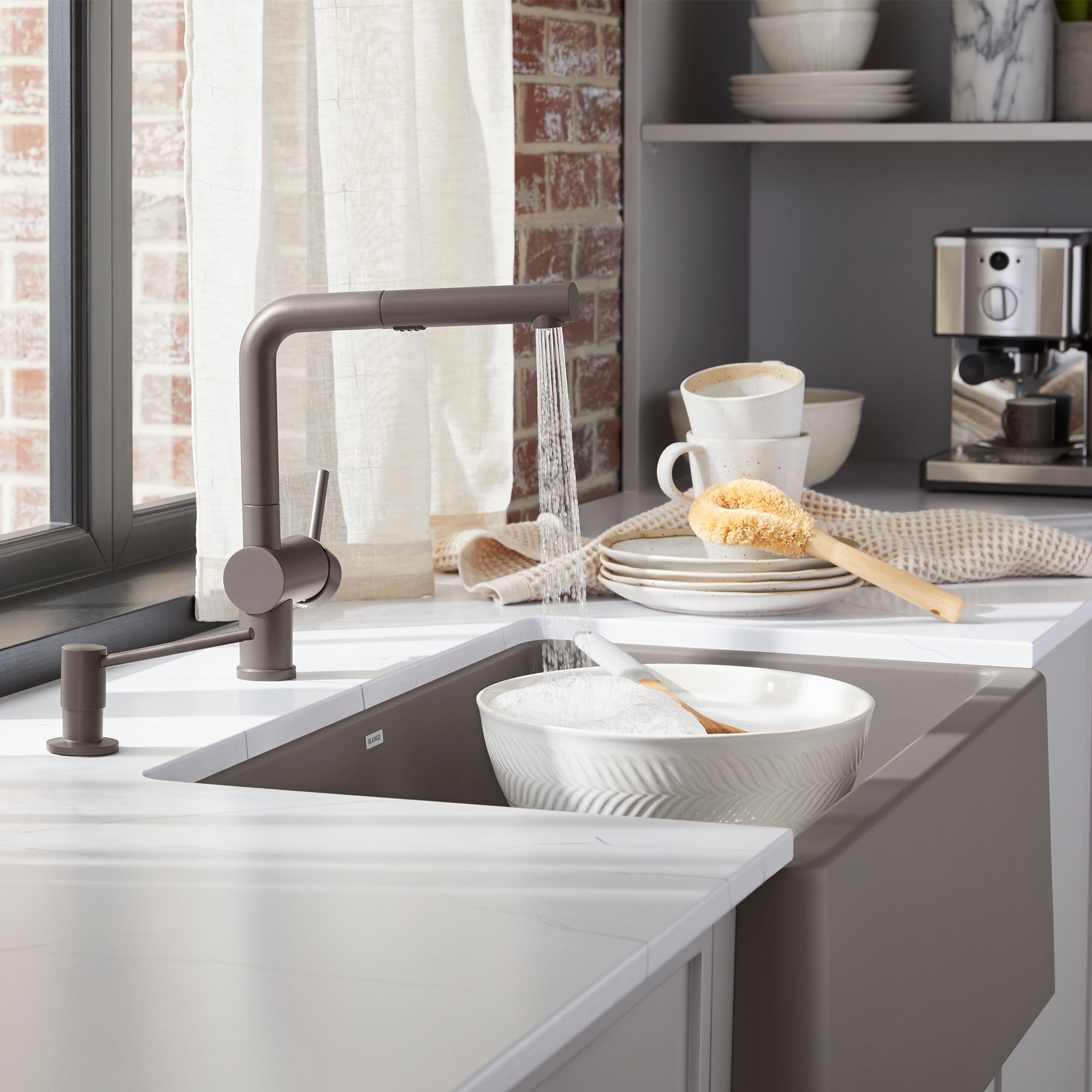 Blanco Linus Low Arc Pull-Out Dual-Spray Kitchen Faucet, Volcano Gray,