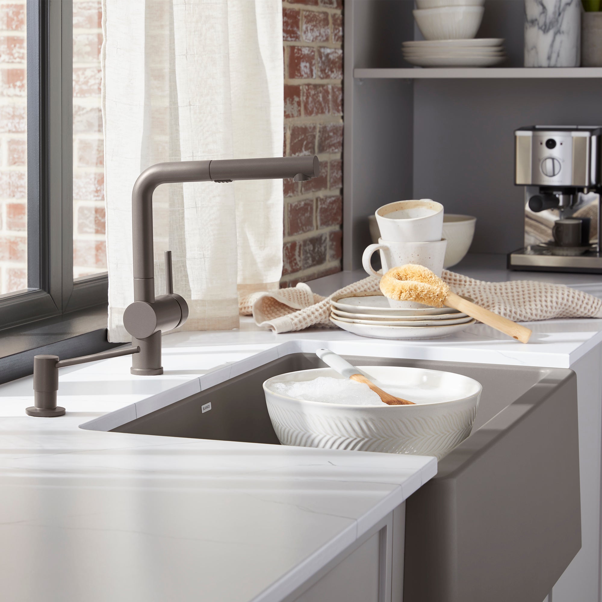 Blanco Linus Low Arc Pull-Out Dual-Spray Kitchen Faucet, Volcano Gray,