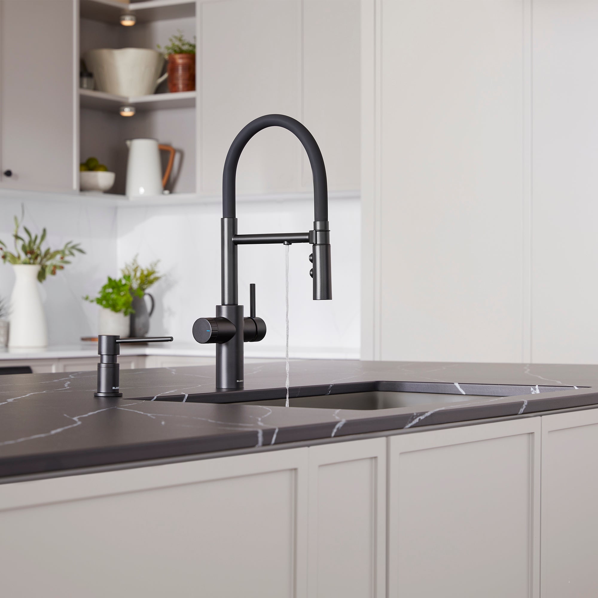 Blanco Catris Flexo Filter-Ready Semi-Pro Pull-Down Dual-Spray Kitchen Faucet, Matte Black, 1.5 GPM, Brass, 442992