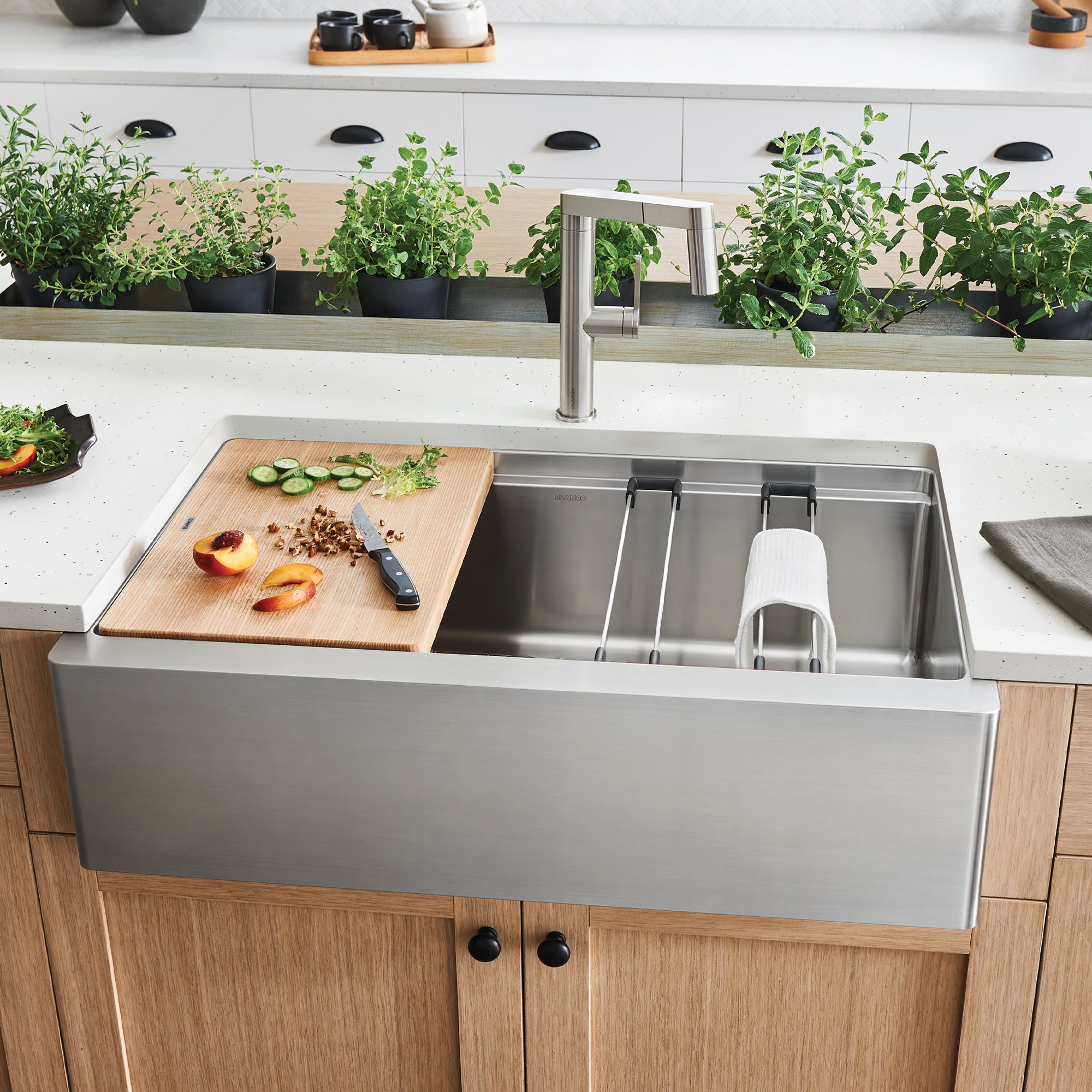Blanco Quatrus 33" Stainless Steel Workstation Farmhouse Sink with Accessories, 18 Gauge, Satin Polish, 525243